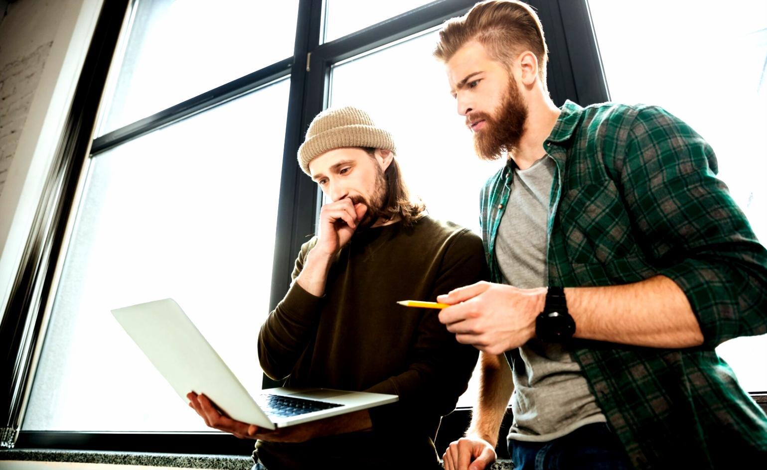 Moderne Finanzplanung mit digitalen Tools und Smartphone